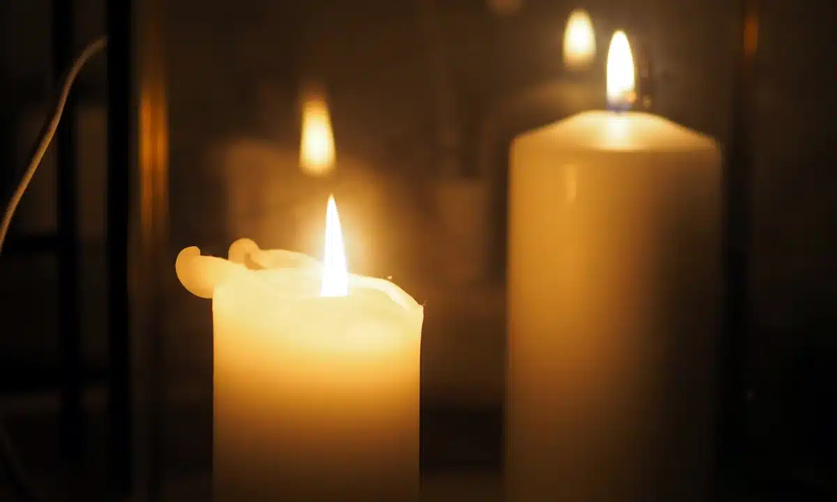 Горять дві свічки.