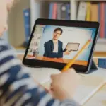 Учень займається дистанційно через ноутбук.