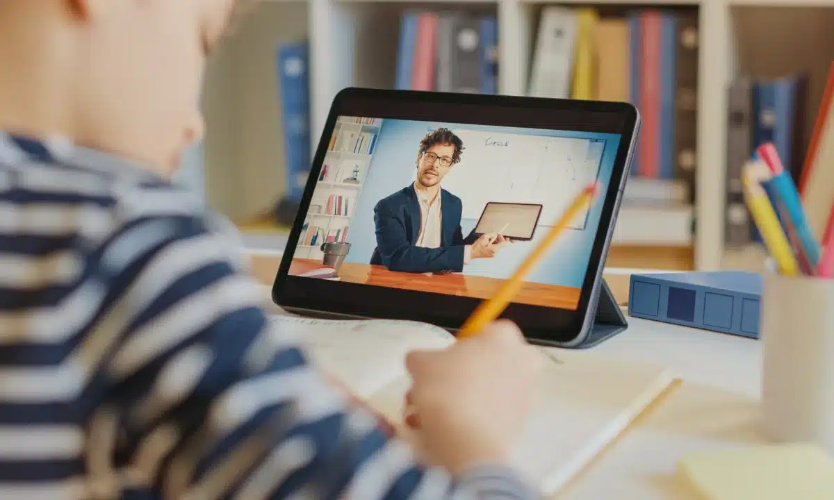 Учень займається дистанційно через ноутбук.