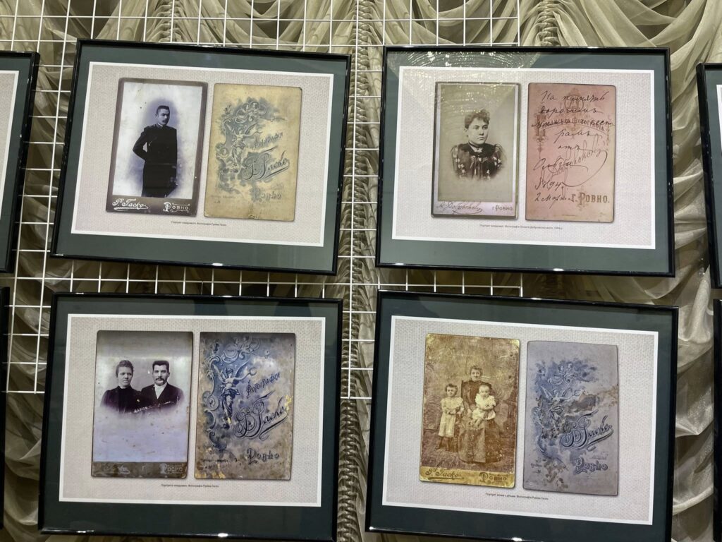 Експозиція фотовиставки з архівними світлинами 