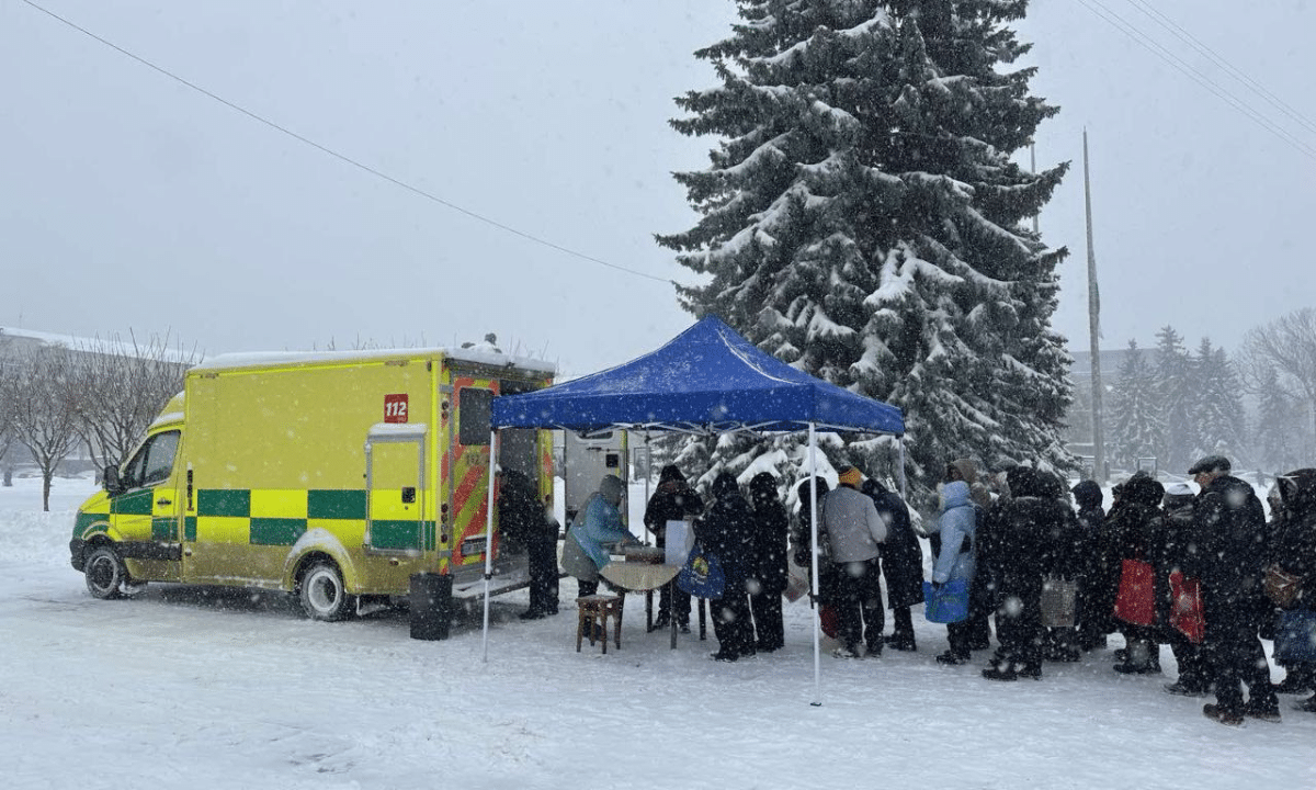 Роздача гарячих обідів людям у скруті в центрі Рівного