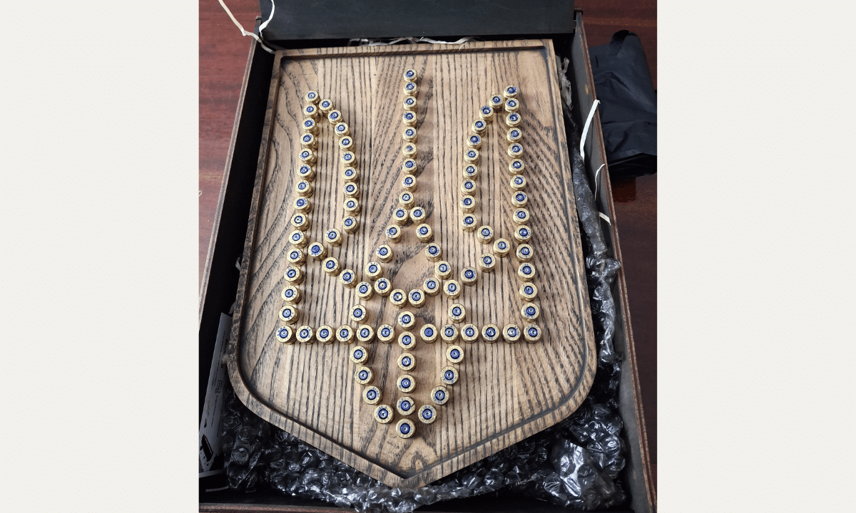 тризуб, створений із використаних куль, закріплених на дереві