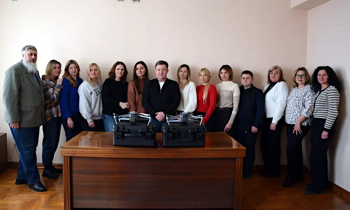 Працівники Городоцької сільради позують з дронами.