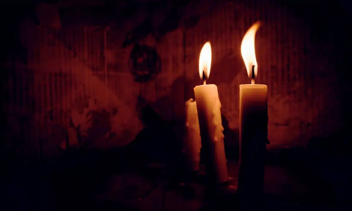 Горить дві свічки.