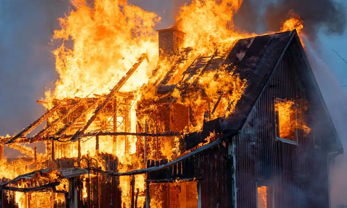 Горить хата.