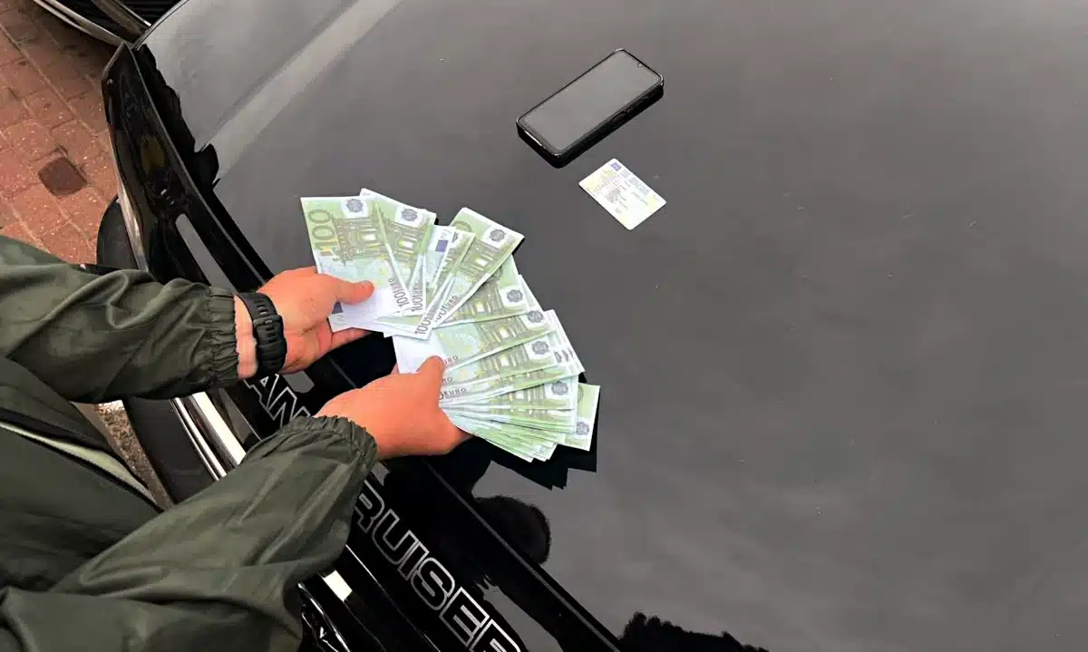 Гроші за незаконний перетин кордону.