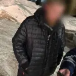 Чоловік, який користувався підробленим посвідченням водія.