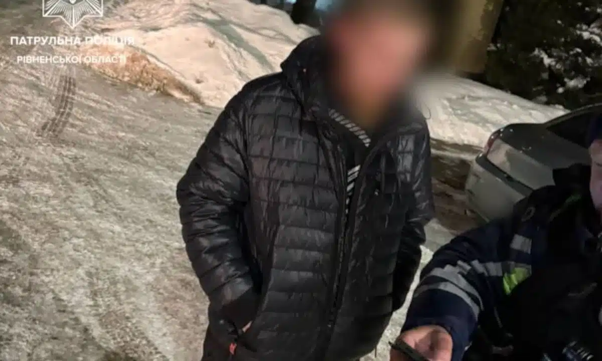 Чоловік, який користувався підробленим посвідченням водія.