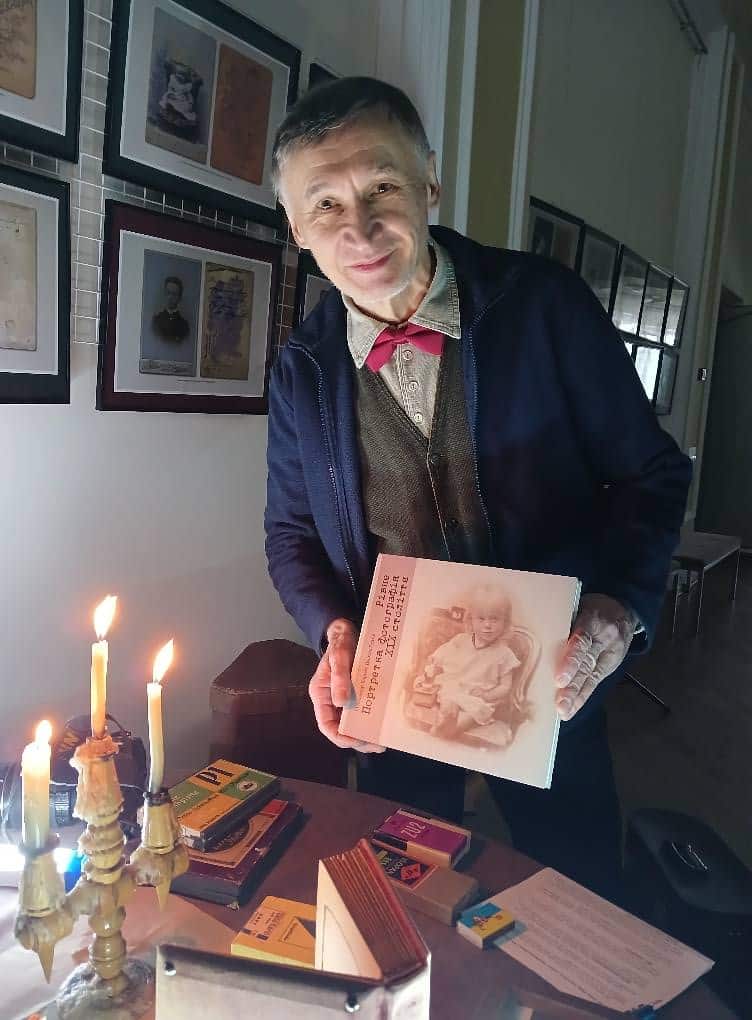 Олександр Харват з книгою