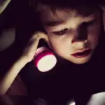 Хлопчик з ліхтариком.