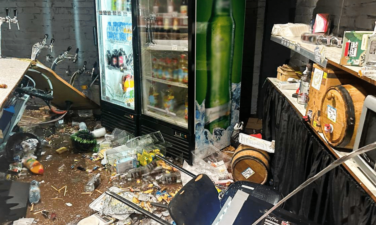 Чоловік розгромив кафетерій