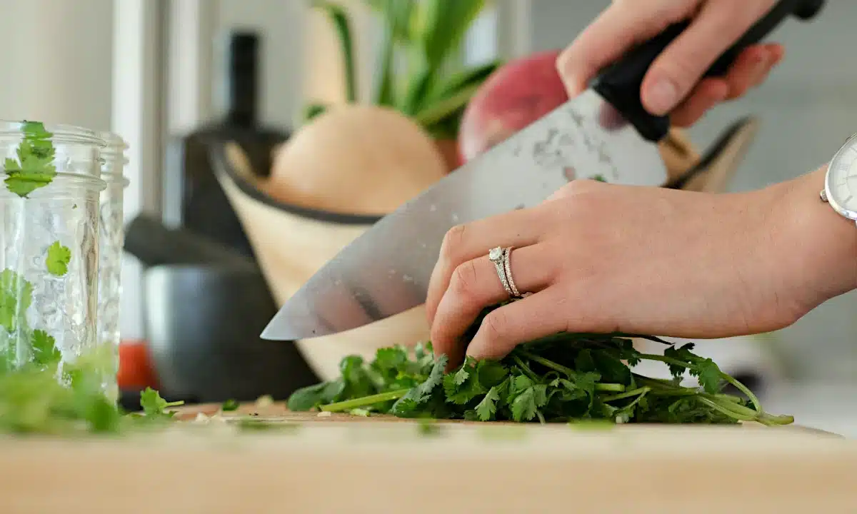 Жінка нарізає кінзу.