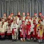 Діти Клесівської музичної школи колядують під час Зимового концерту.