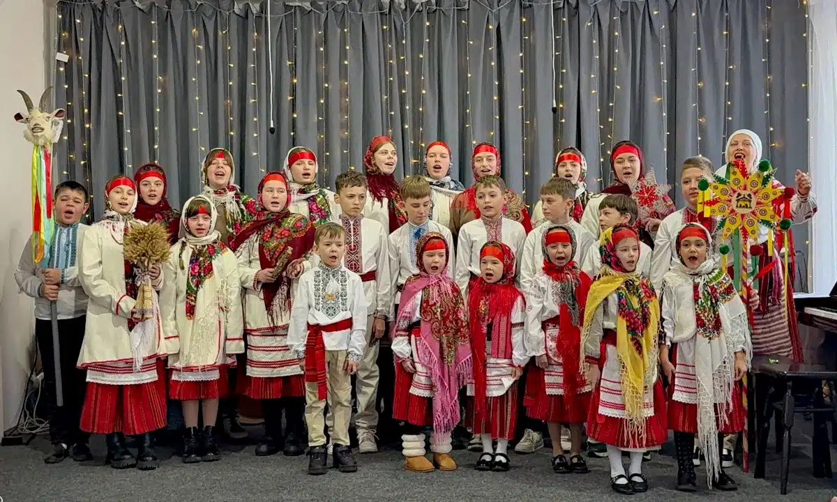 Зимовий концерт у Клесові об’єднав юних музикантів заради підтримки ЗСУ Діти Клесівської музичної школи колядують під час Зимового концерту.