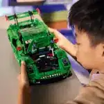 Дитина грає в LEGO Technic