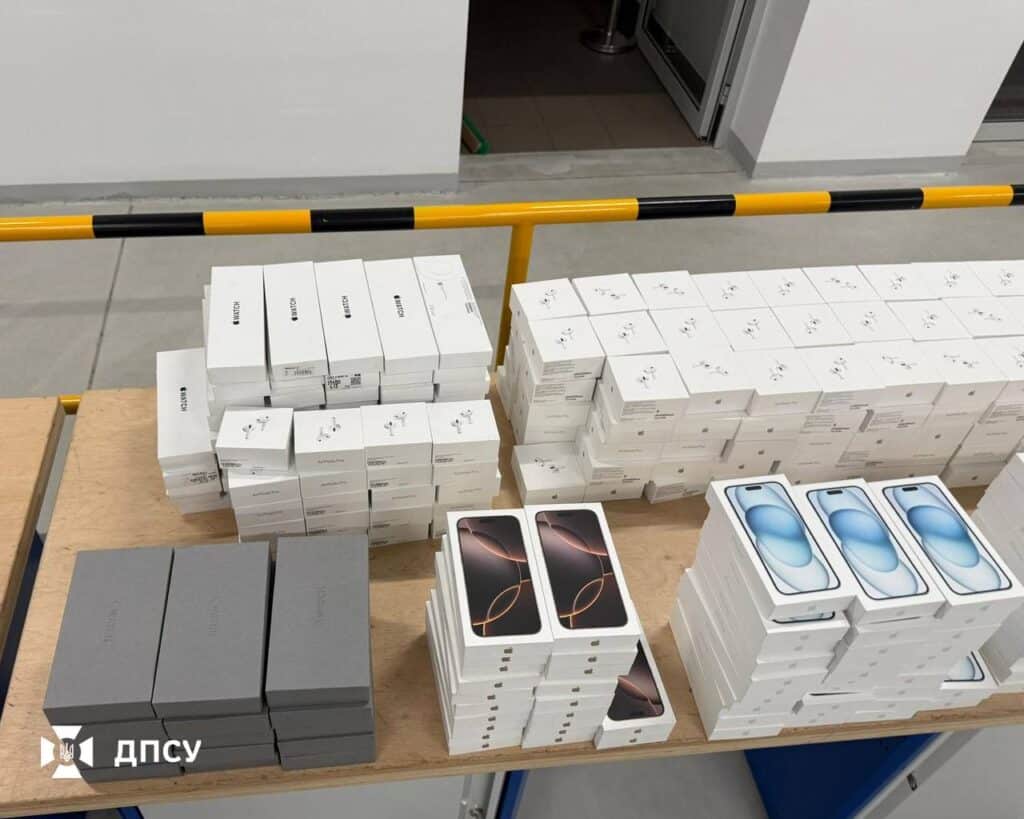 Вилучені смартфони Apple, викладені на столах у приміщенні митного контролю