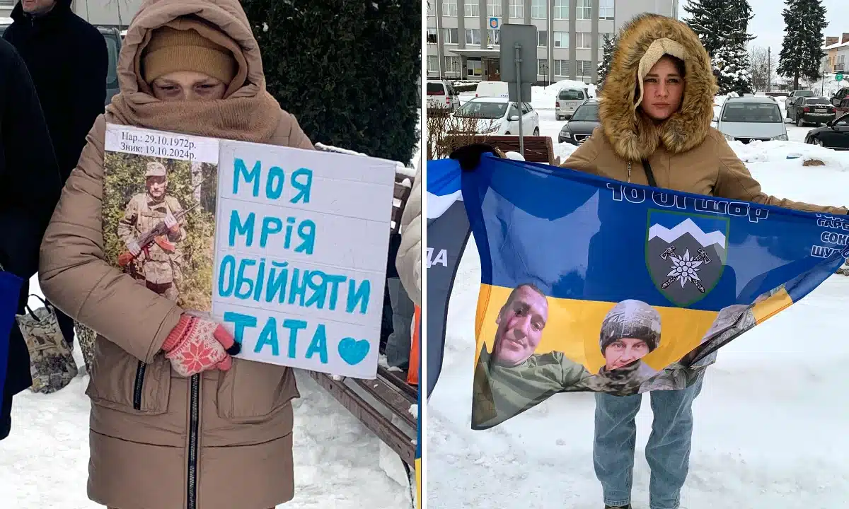 У центрі Корця нагадали про тих, хто чекає на повернення з полону Дві дівчини тримають плакати під час акції у Корці.