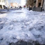 Як не впасти на льоду під час відлиги: поради для пішоходів