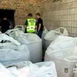 На Рівненщині продавали «добриво», яке виявилося крейдою – справу передали до суду Поліція оглядає склад з фальсифікованим добривом.