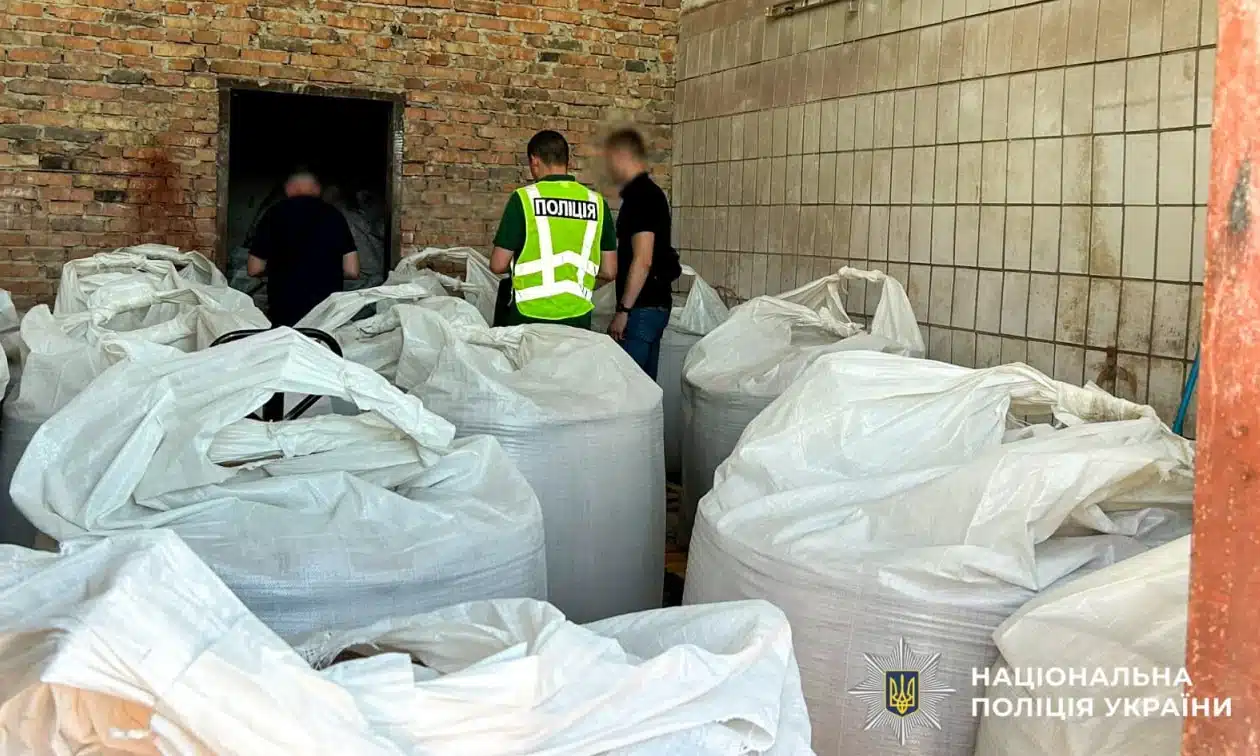 Поліція оглядає склад з фальсифікованим добривом.