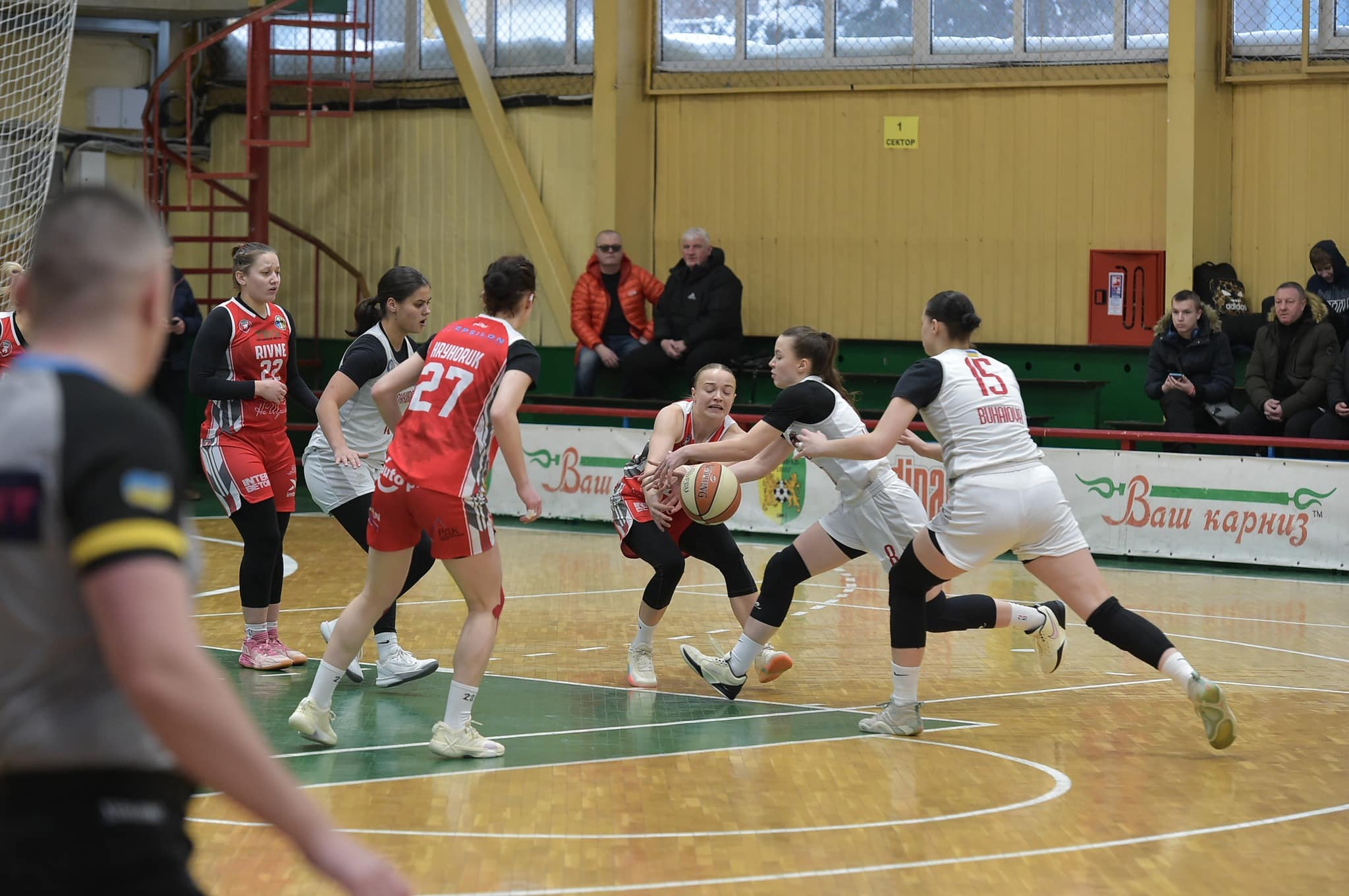 Баскетбольна команда з Рівного завершила груповий етап Кубка України Момент матчу жіночого Кубка України з баскетболу в Рівному: гравчині рівненської команди ведуть боротьбу за м’яч у грі проти «Франківськ-Прикарпаття».