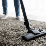 Прибирання килима пилососом у кімнаті: очищення ворсу для свіжості та пухнастості без хімчистки
