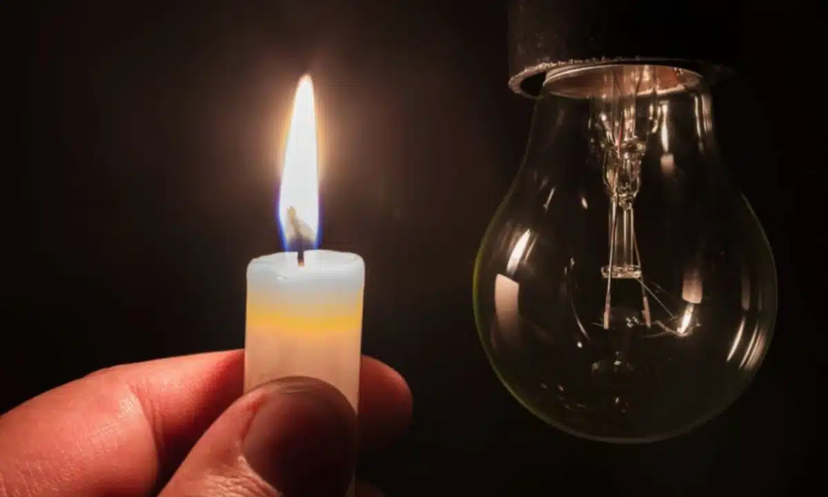 Свічка і лампочка.