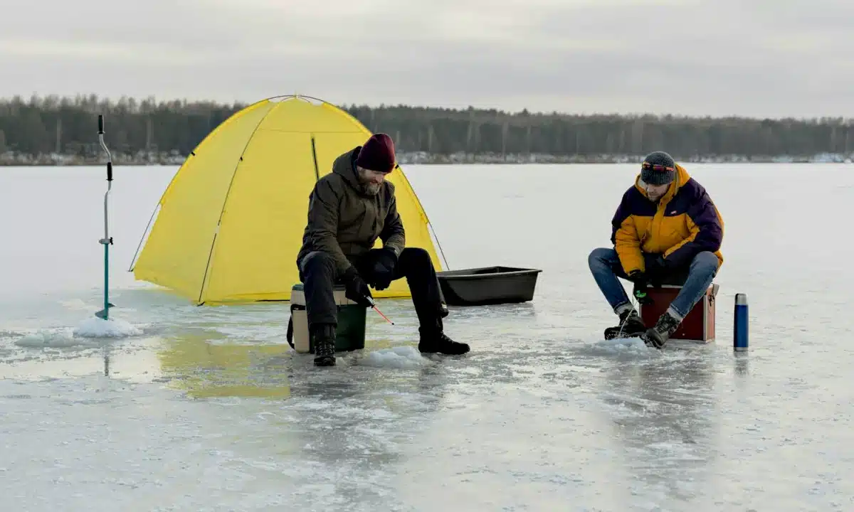 Якою буде погода на Рівненщині 30 січня. Синоптики попереджають про ожеледицю Два рибалки ловлять рибу на льоду.