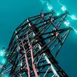 Лінія електропередачі іскрить.