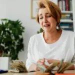 Зарплати на Рівненщині за місяць зросли на 18% – скільки заробляють у різних сферах Жінка плаче з маленької зарплати.