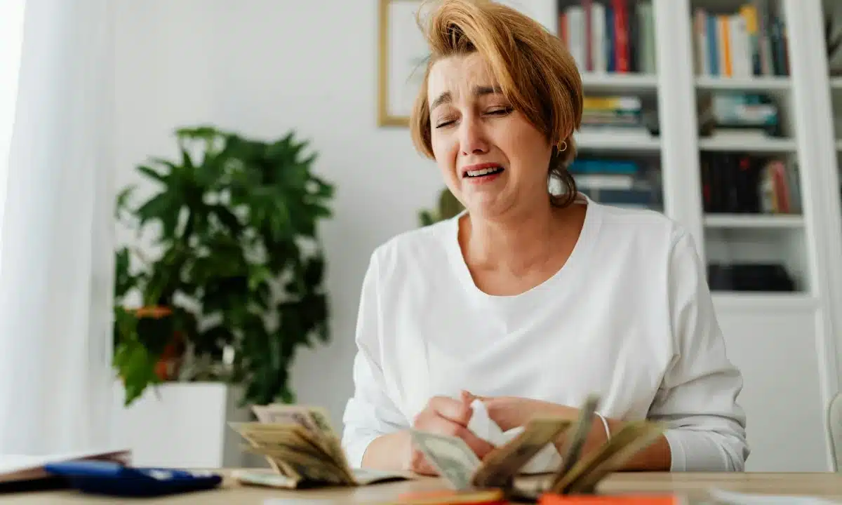 Жінка плаче з маленької зарплати.