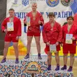 Максим Ігнатюк та інші спортсмени на подіумі.