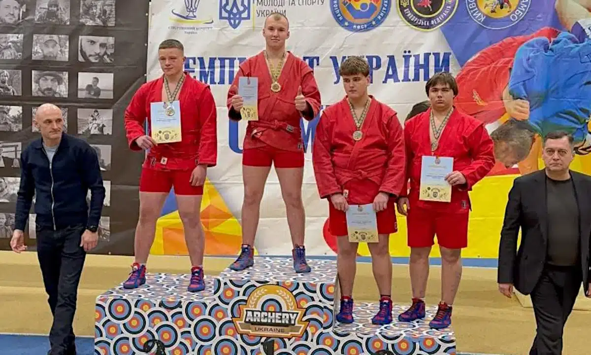 Максим Ігнатюк та інші спортсмени на подіумі.