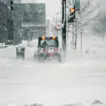 Машина прибирає сніг на вулиці міста.