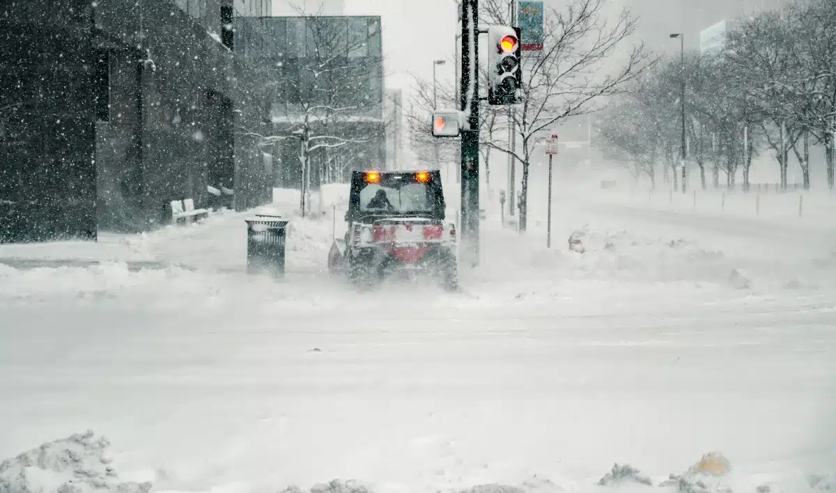 Чого чекати від погоди на Рівненщині 15 січня. Синоптики попередили про значний сніг Машина прибирає сніг на вулиці міста.