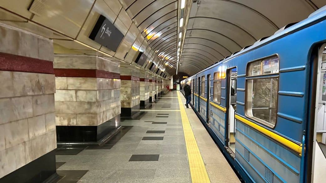У Києві зупинили метро через аварійні відключення електроенергії У Києві зупинили метро через аварійні відключення електроенергії