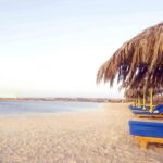 Порожній пляж у Єгипті в міжсезоння без натовпів туристів