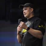 Міноборони готують до технологічних змін: Зеленський пропонує нового міністра Михайло Федоров виступає з мікрофоном на сцені під час публічного заходу