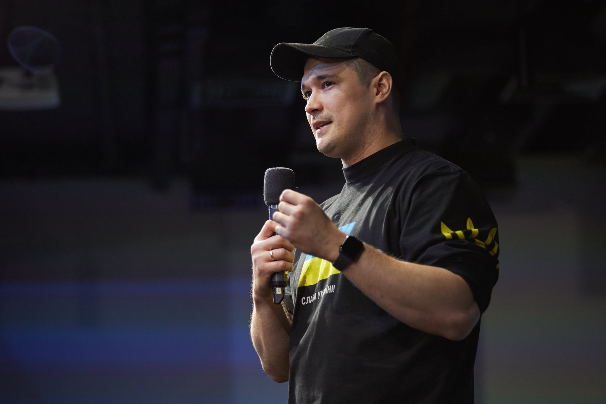 Михайло Федоров виступає з мікрофоном на сцені під час публічного заходу