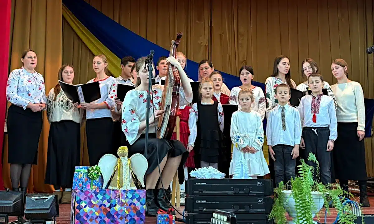 Благодійний різдвяний фестиваль провели у Мирогощанській громаді Діти виступають під час різдвяного фестивалю у Мирогощі.