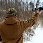 Як рівненський боєць став «очима» фронту у безперервній гонці дронів Рівненський оператор дронів нацгвардієць "Смола" запускає дрон.