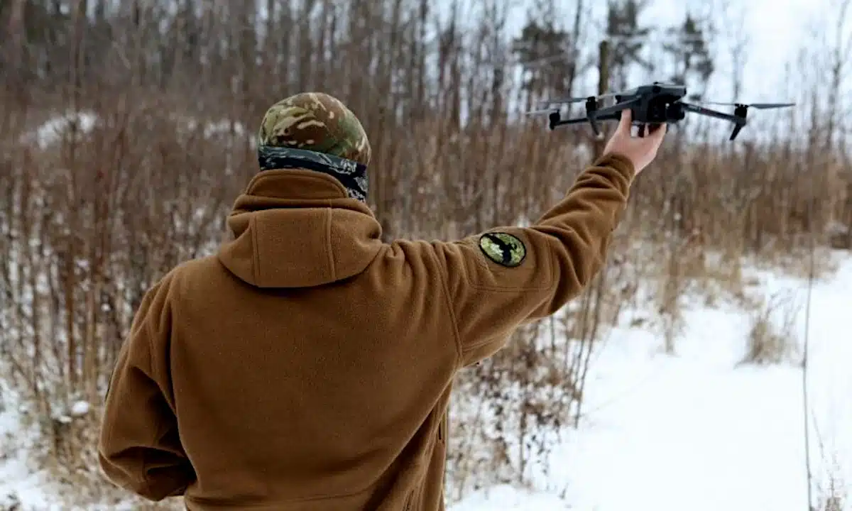 Як рівненський боєць став «очима» фронту у безперервній гонці дронів Рівненський оператор дронів нацгвардієць "Смола" запускає дрон.