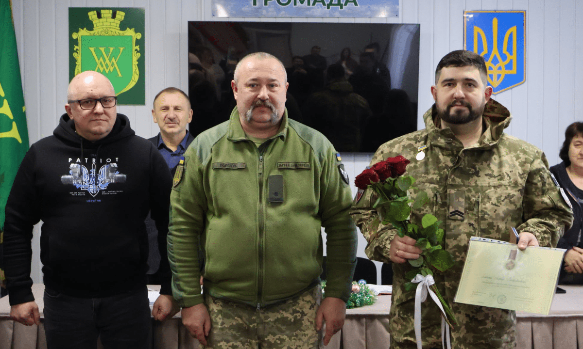 Захиснику з Мізоцької громади вручили відзнаку «За оборону України» Вручення відзнаки Президента України «За оборону України» військовослужбовцю Миколі Семенюку