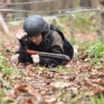 На Рівненщині зростає кількість охочих до підготовки з нацспротиву Учасник навчань з підготовки до національного спротиву проходить смугу перешкод, повзаючи під колючим дротом із навчальною зброєю.