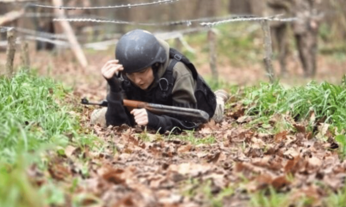 На Рівненщині зростає кількість охочих до підготовки з нацспротиву Учасник навчань з підготовки до національного спротиву проходить смугу перешкод, повзаючи під колючим дротом із навчальною зброєю.