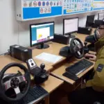 Ветеран займається на тренажері в автошколі.