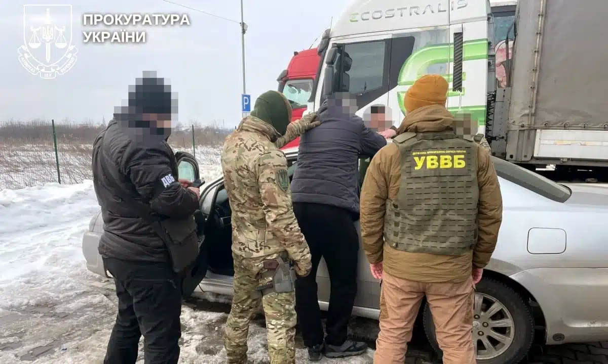 Правоохоронці затримують одного з фігурантів справи.