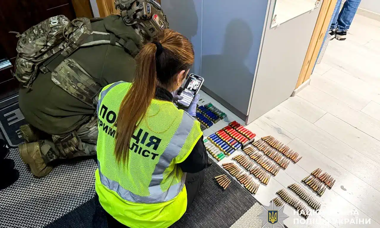 Поліція оглядає вилучений арсенал.