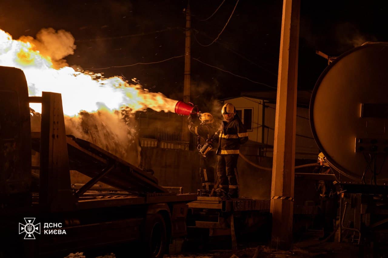 Тисячі людей без тепла і води: наслідки масованої нічної атаки Росії Тисячі людей без тепла і води: наслідки масованої нічної атаки Росії
