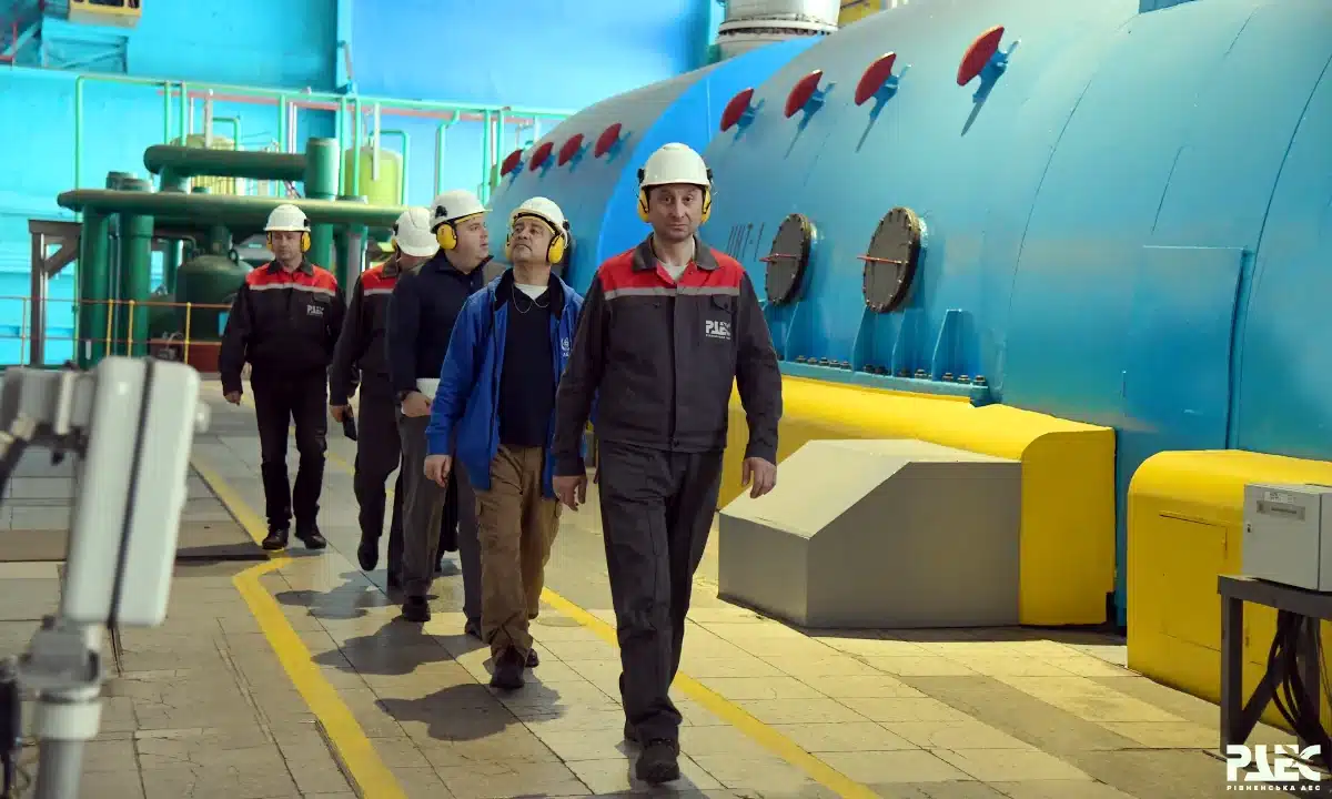 Члени місії МАГАТЕ інспектують атомну станцію.